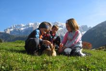 Bambini sul prato del maso – Conigli da accarezzare