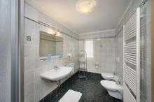 Apartment Crinia - Bathroom with shower