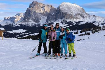 Familie Senoner beim Skifahren auf der Saiser Alm