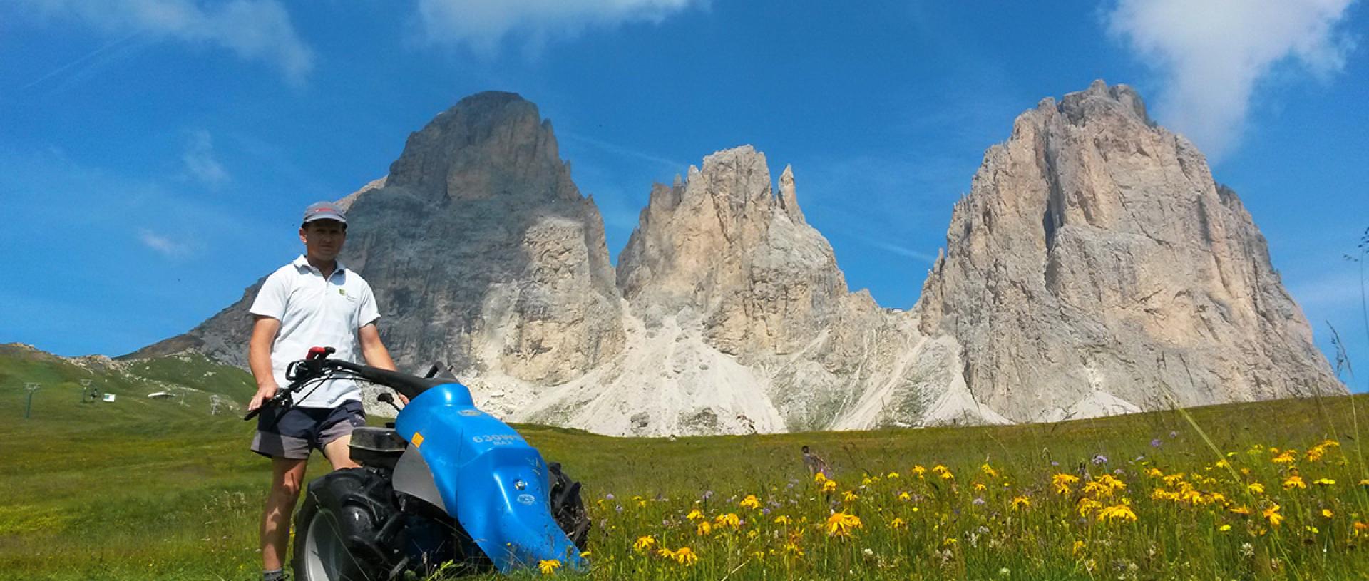 Mäharbeiten in den Dolomiten