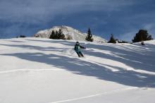 Skiabfahrt durch den Neuschnee